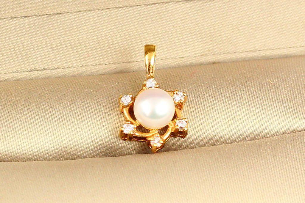 Кулон натуральная речная жемчужина в цирконах Золотистый (28830771)