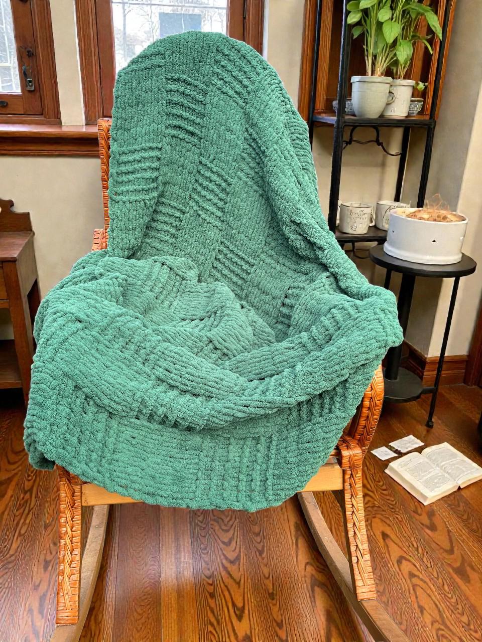 Плед Шахматная доска из плюшевой пряжи Alize Puffy 150х190 см Зеленый - фото 1 Плед Шахматная доска из плюшевой пряжи Alize Puffy 150х190 см Зеленый - фото 1