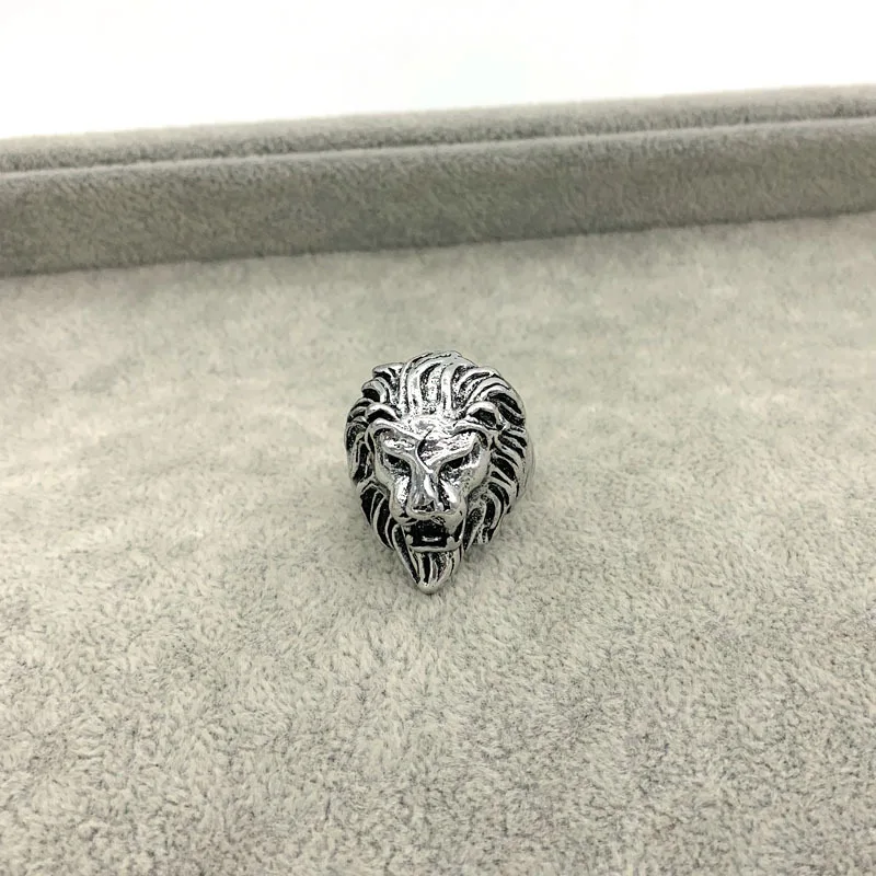 Кільце у вигляді голови Лева (2833047344)