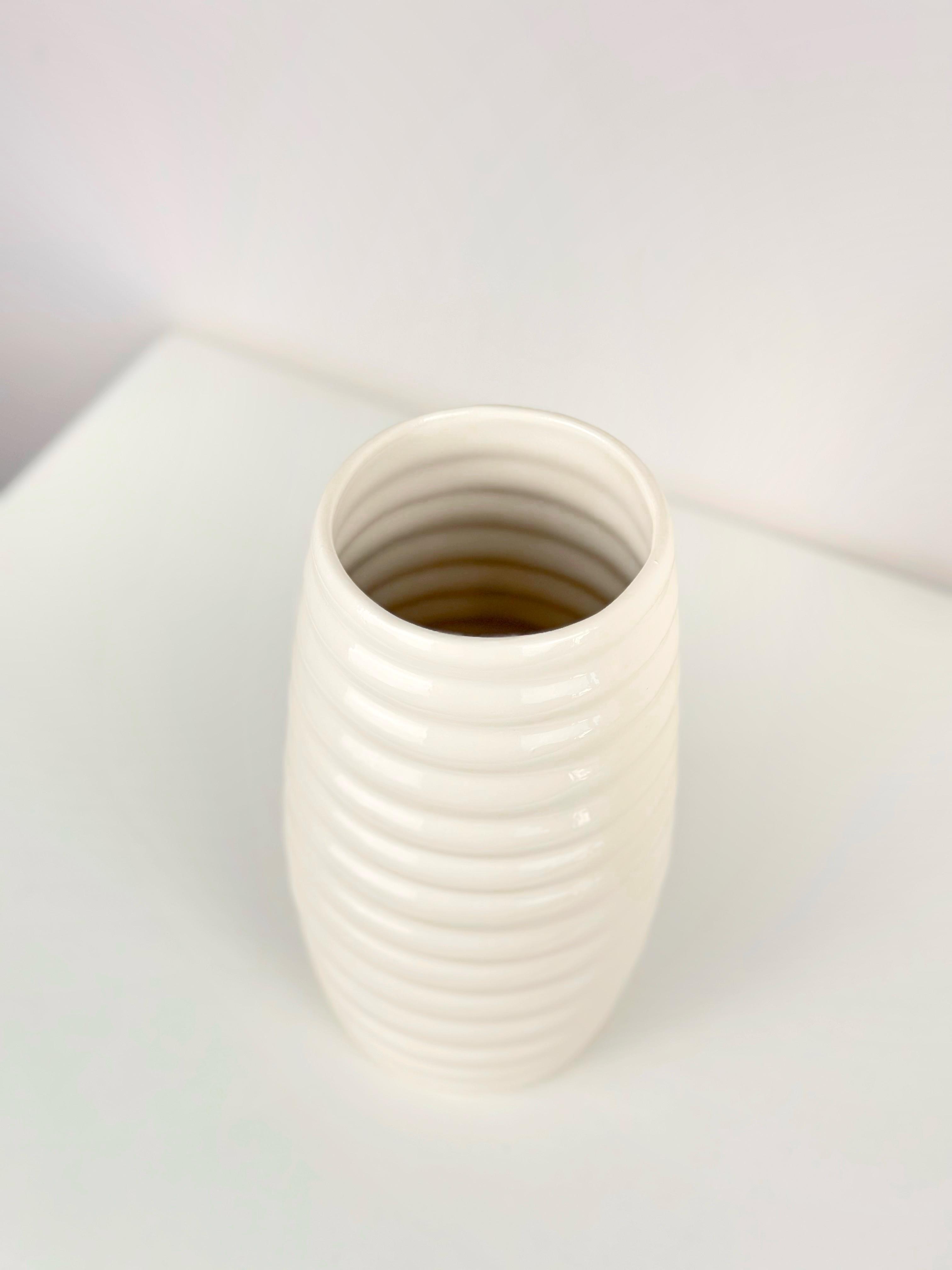 Ваза для квітів та декору глиняна керамічна Вулик 20 см Бежевий (4001-2) - фото 3 Ваза для квітів та декору глиняна керамічна Вулик 20 см Бежевий (4001-2) - фото 3