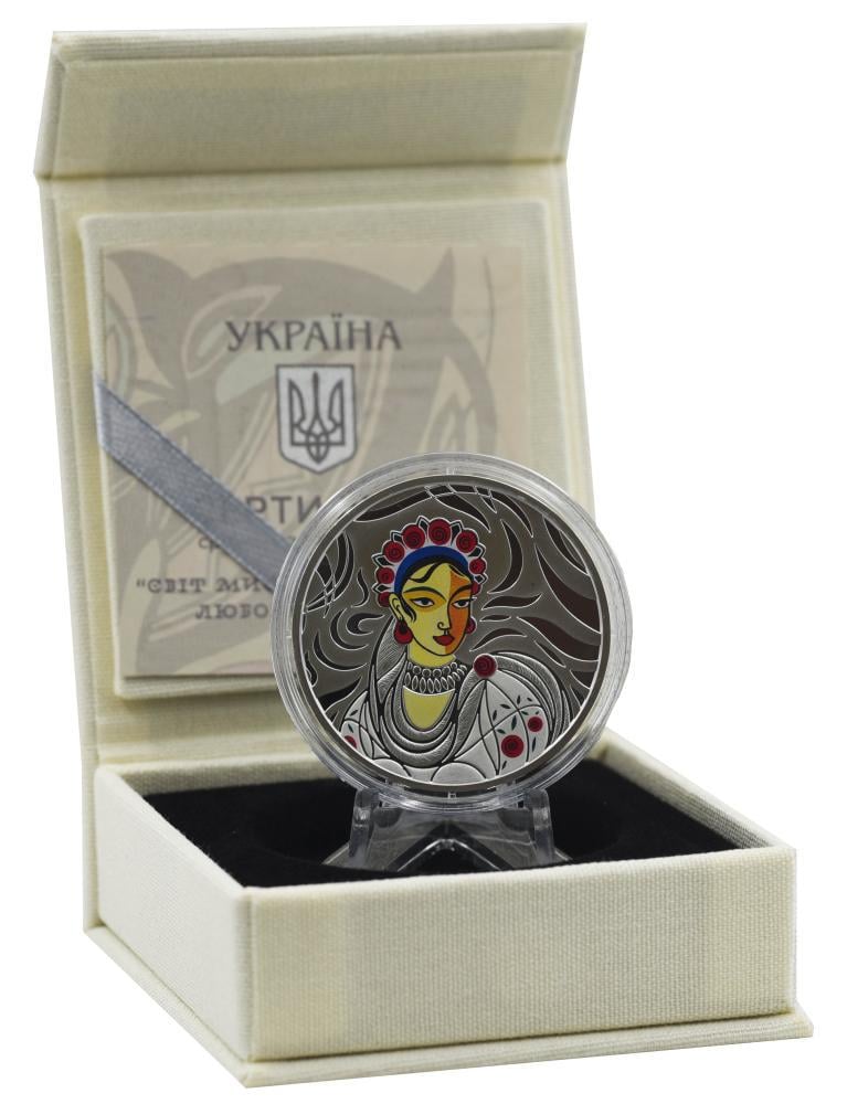 Коллекционная монета Украина 10 гривен 2025 серебро UNC Мир искусства кутюрье. Любовь Панченко 1 унция/31,1 г (М21783) Коллекционная монета Украина 10 гривен 2025 серебро UNC Мир искусства кутюрье. Любовь Панченко 1 унция/31,1 г (М21783)