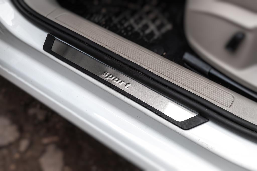 Накладки на пороги Flexill Sport Omsa Line для Volkswagen Golf 7/E-Golf алюминий/пластик Хром