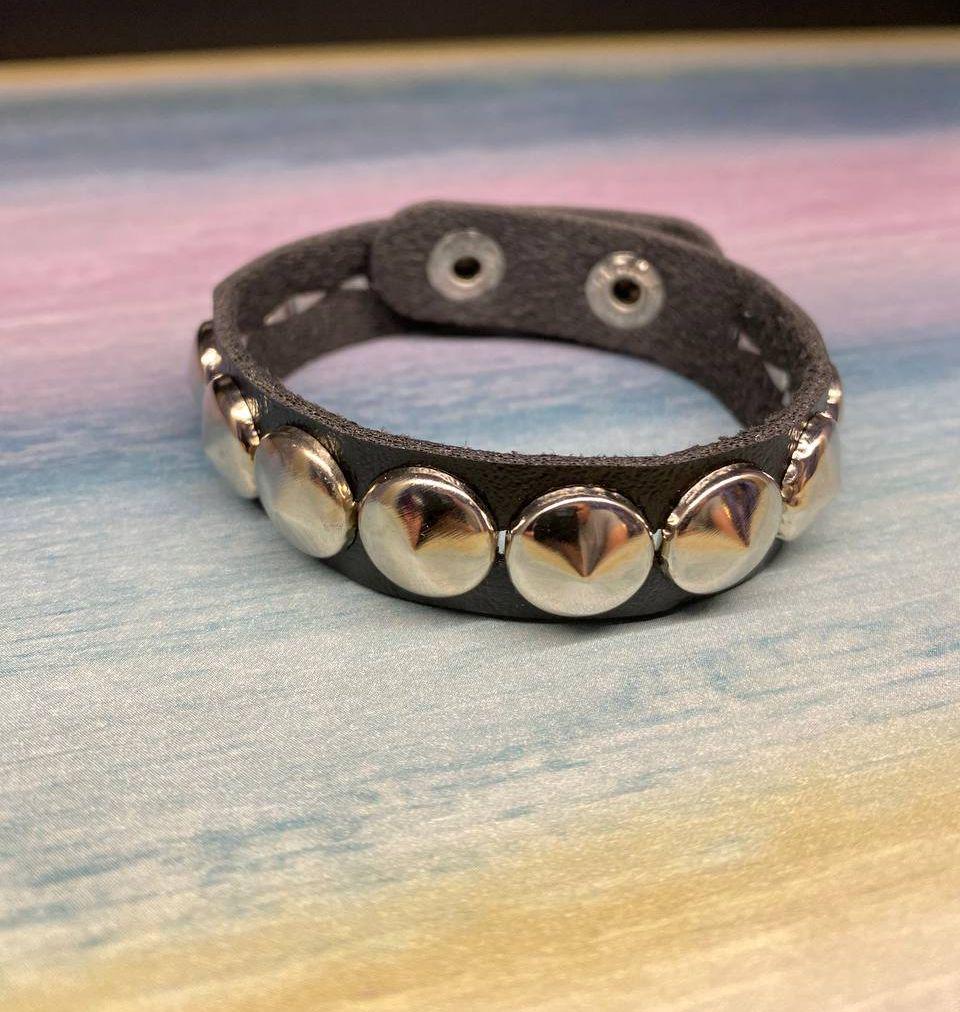 Браслет из экокожи PG06155 с круглыми вставками 23 см (14244847)