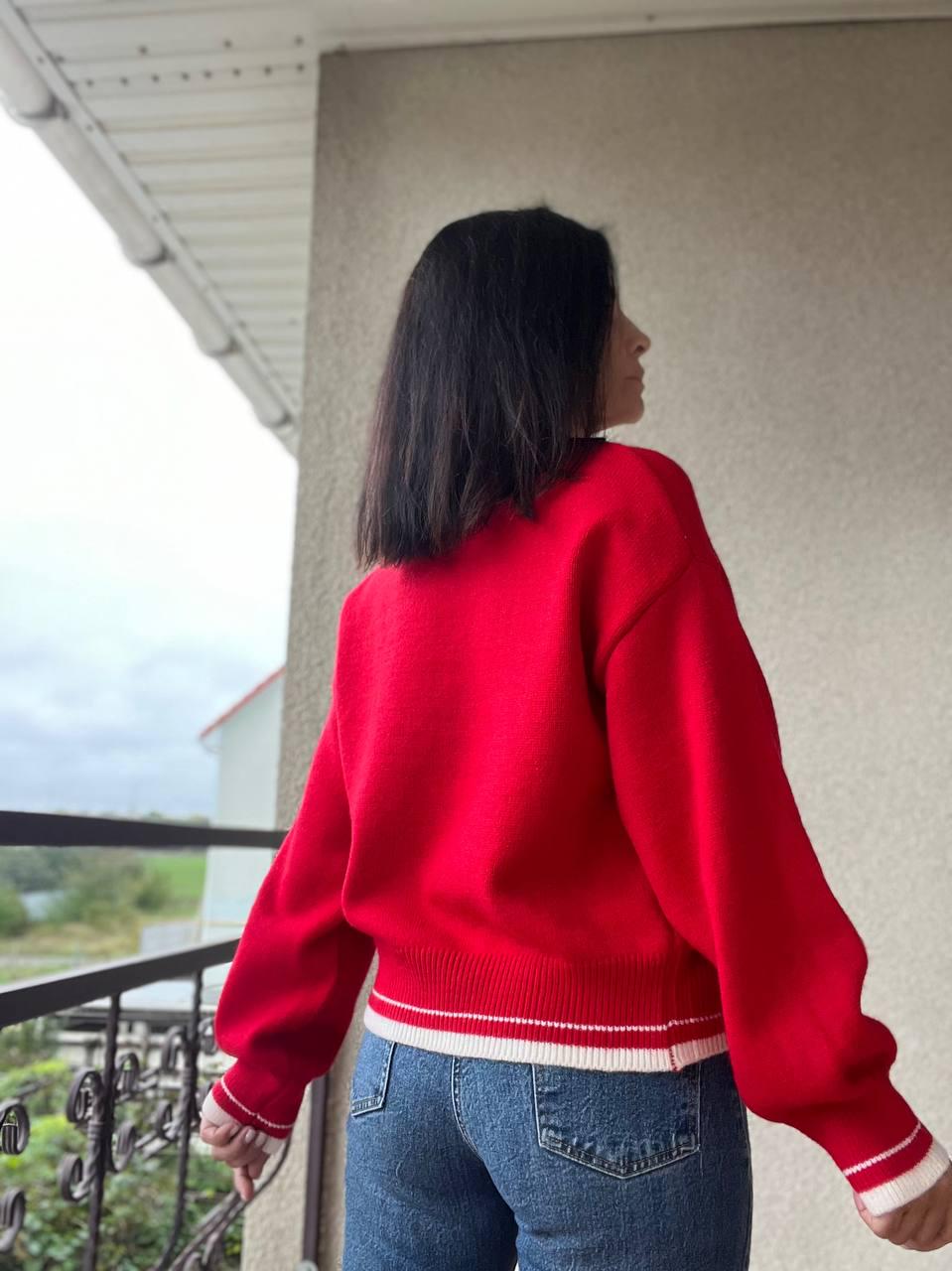 Свитер женский A-N 6101 широкий украшение вензель впереди с камнями OS Красный (2921) - фото 6 Свитер женский A-N 6101 широкий украшение вензель впереди с камнями OS Красный (2921) - фото 6