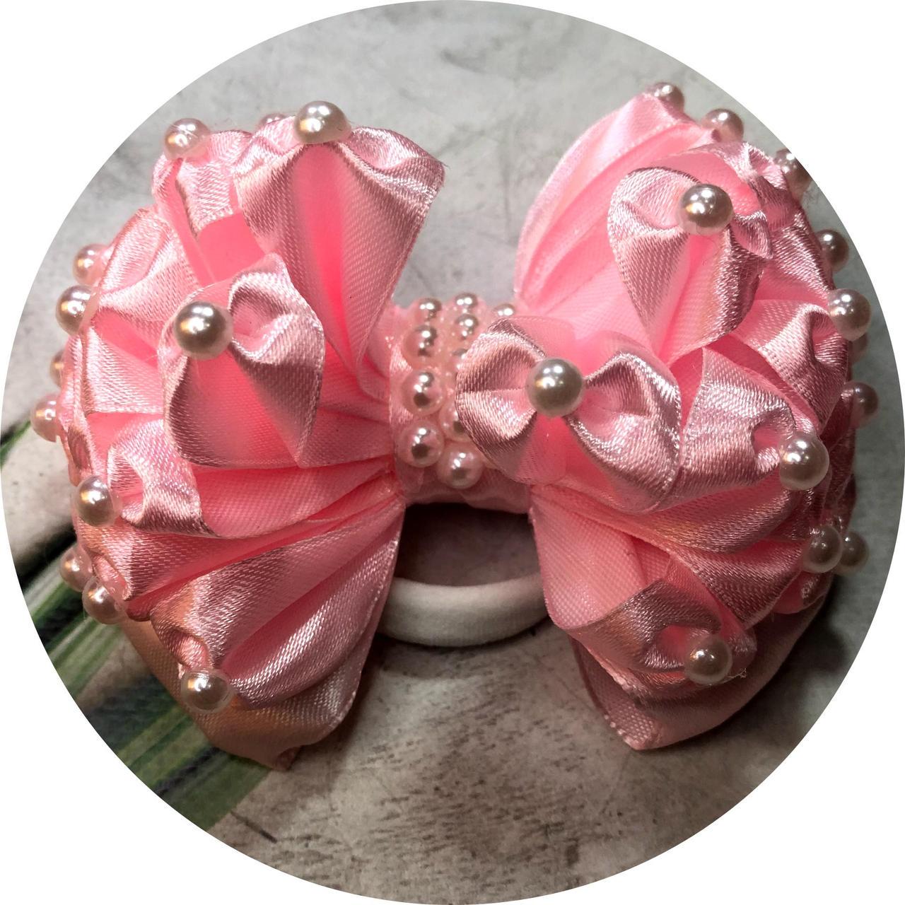 Бантик для волосся дитячий з намистинками на гумці 11х9х6 см Світло-рожевий (10592) Бантик для волосся дитячий з намистинками на гумці 11х9х6 см Світло-рожевий (10592)