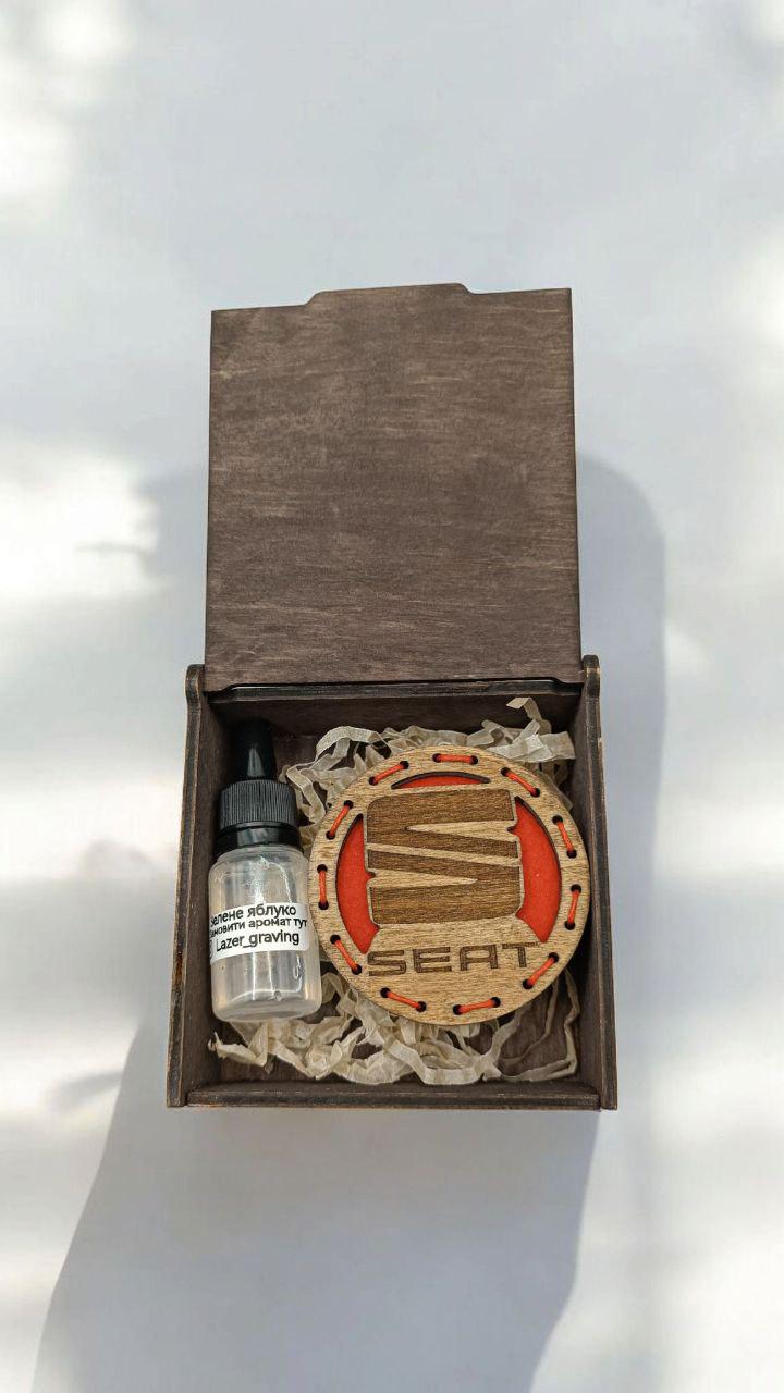 Ароматизатор в дифлектор в подарочной коробке для авто Seat из дерева и войлока с аромапарфюм 5 мл (103) - фото 5 Ароматизатор в дифлектор в подарочной коробке для авто Seat из дерева и войлока с аромапарфюм 5 мл (103) - фото 5