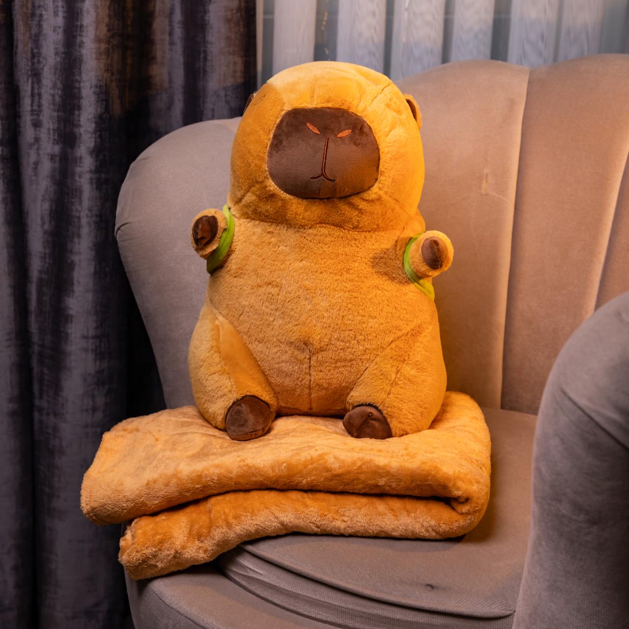 М'яка іграшка Капібара з рюкзаком з пледом 120х150 см (520-7) М'яка іграшка Капібара з рюкзаком з пледом 120х150 см (520-7)