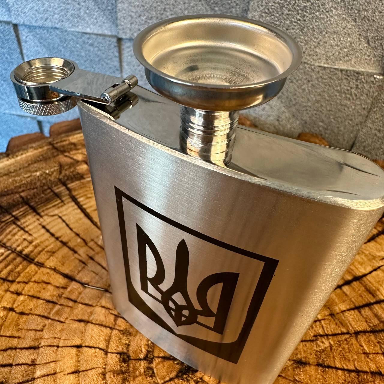 Набір фляга для алкоголю та 4 чарки з гербом під гравіювання у подарунковій коробці - фото 7 Набір фляга для алкоголю та 4 чарки з гербом під гравіювання у подарунковій коробці - фото 7