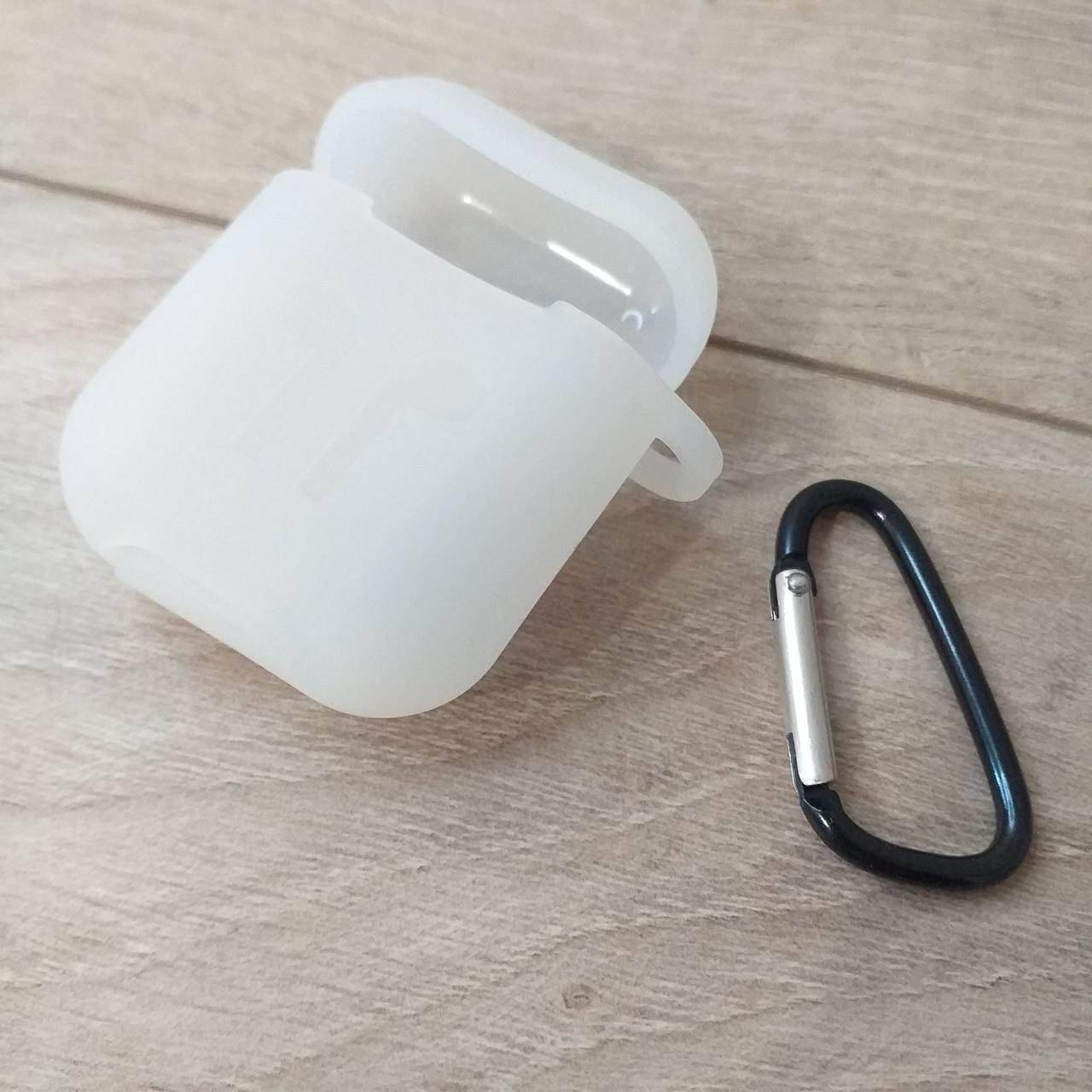 Чехол для наушников AirPods силиконовый с карабином Белый (KG-6961) - фото 2 Чехол для наушников AirPods силиконовый с карабином Белый (KG-6961) - фото 2