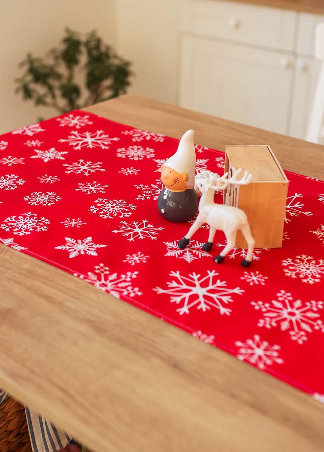 Скатертина-доріжка новорічна Сніжинки білі на червоному 140х47 см (сбч14) - фото 4 Скатертина-доріжка новорічна Сніжинки білі на червоному 140х47 см (сбч14) - фото 4