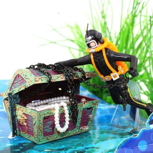 Акваріумний декор з аерацією водолаз і скриня зі скарбами M00587 - фото 2 Акваріумний декор з аерацією водолаз і скриня зі скарбами M00587 - фото 2