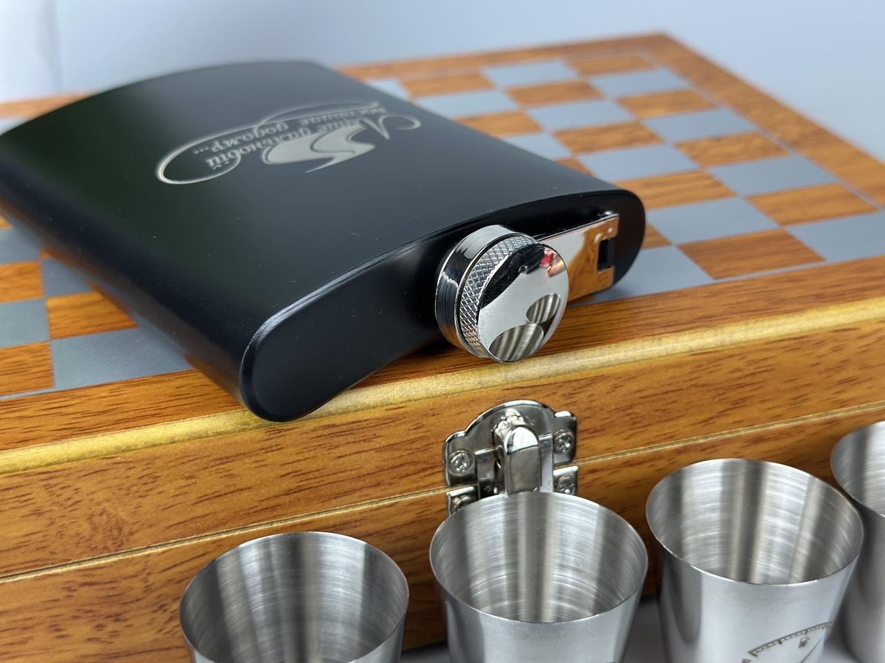 Набор шахматы и фляга Дальнобойщик спешит из нержавейки фляга/рюмки газезная гравировка 265 мл (61136 R2) - фото 5 Набор шахматы и фляга Дальнобойщик спешит из нержавейки фляга/рюмки газезная гравировка 265 мл (61136 R2) - фото 5