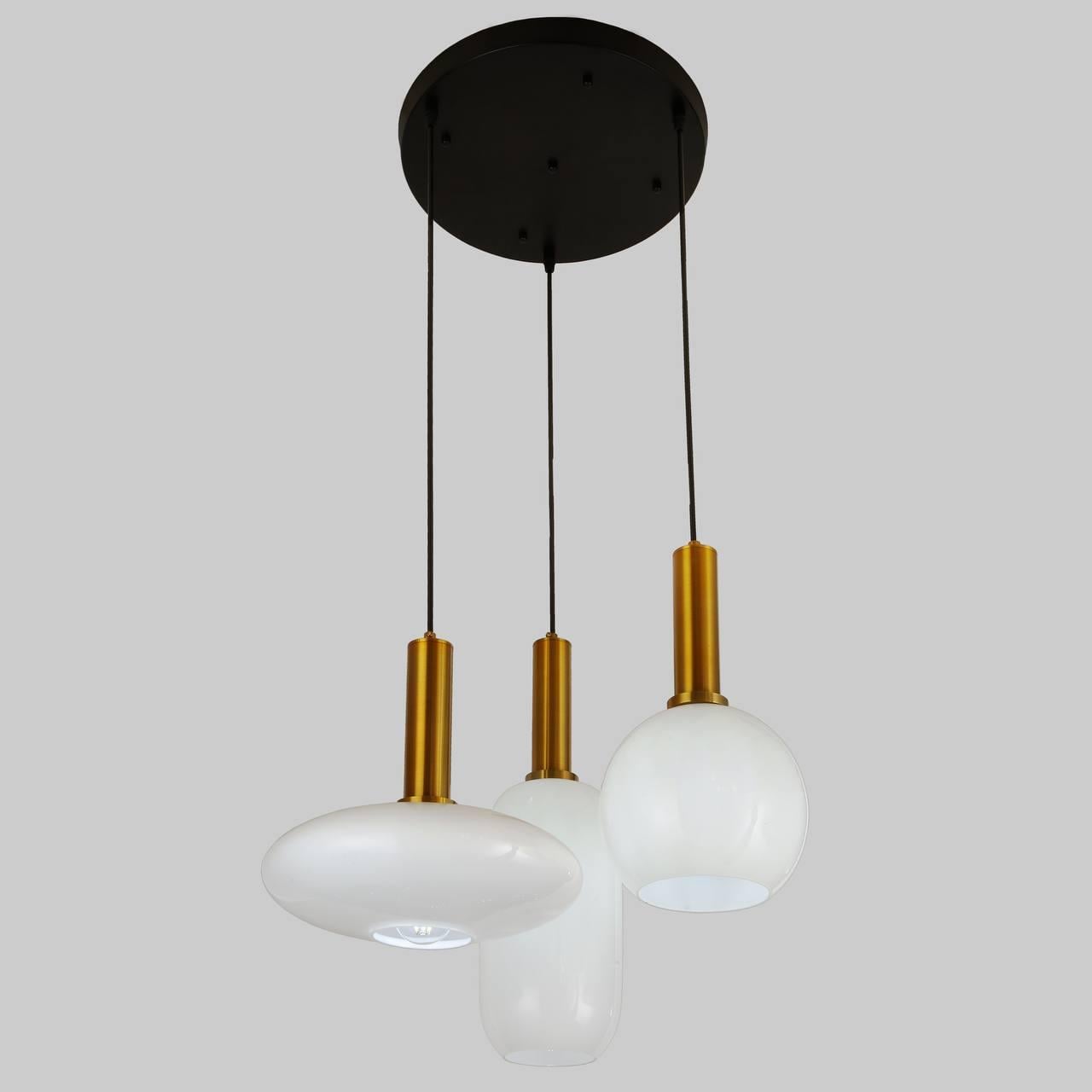 Люстра из трех стеклянных Белый/Черный (916-17-3 ВК+WH) Люстра из трех стеклянных Белый/Черный (916-17-3 ВК+WH)
