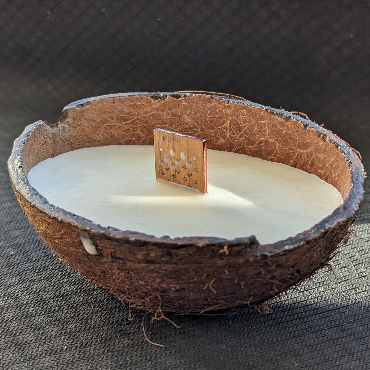 Свеча натуральная Лодочка овальная из кокосового воска в кокосовой скорлупе (2513321544)