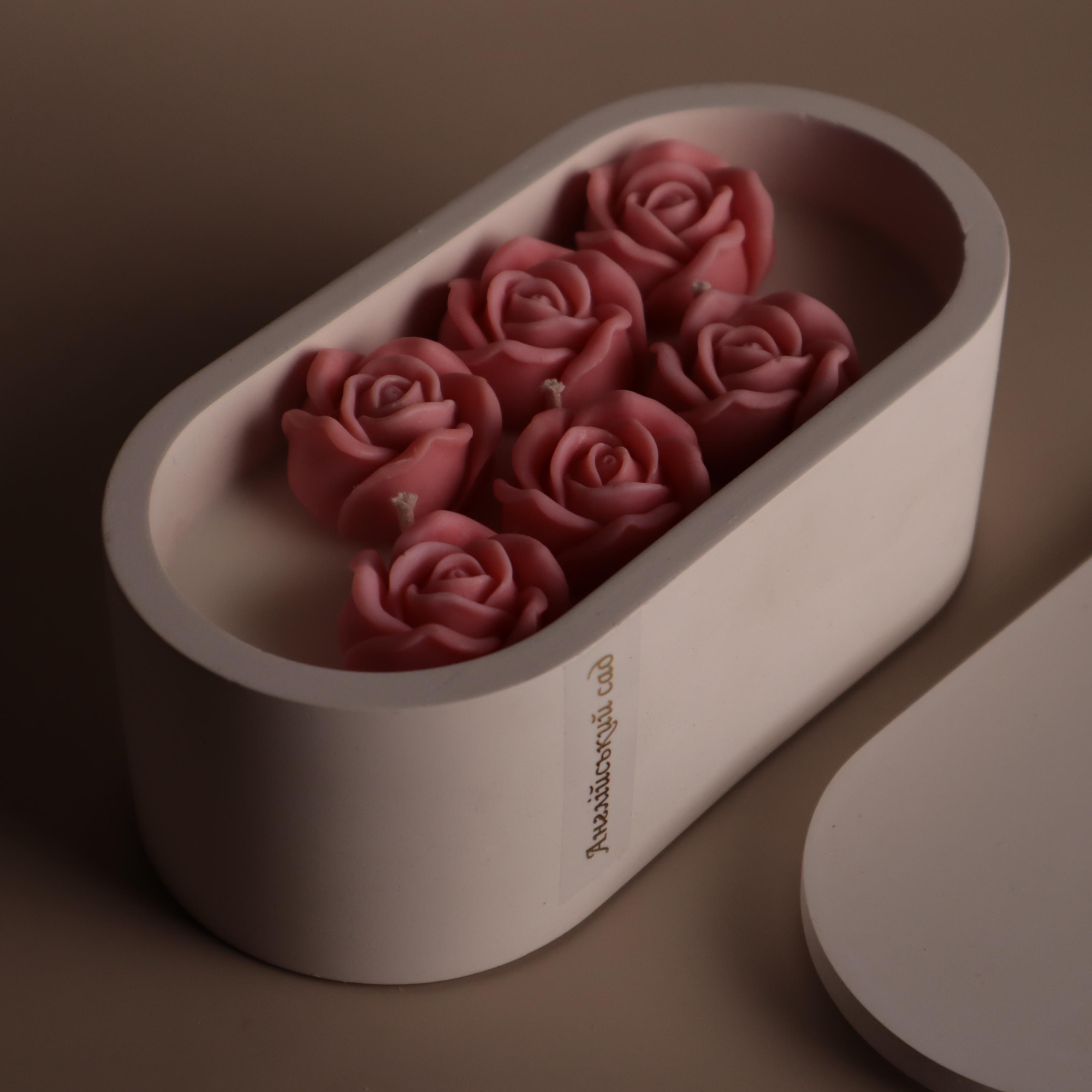 Аромасвічка соєва Wax Harmony Ваніль у гіпсовому кашпо з рожевими трояндами 300 г Білий (1000587) Аромасвічка соєва Wax Harmony Ваніль у гіпсовому кашпо з рожевими трояндами 300 г Білий (1000587)