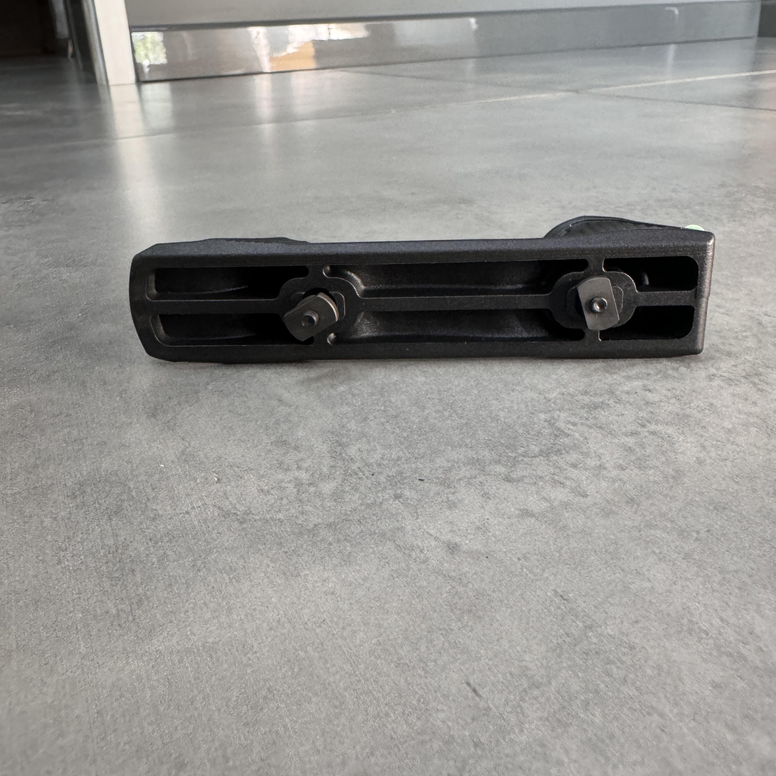 Рукоятка переноски огня DLG TACTICAL DLG-169 горизонтальная на M-LOK с гнездом для QD-антабки Черный (246055) - фото 2 Рукоятка переноски огня DLG TACTICAL DLG-169 горизонтальная на M-LOK с гнездом для QD-антабки Черный (246055) - фото 2