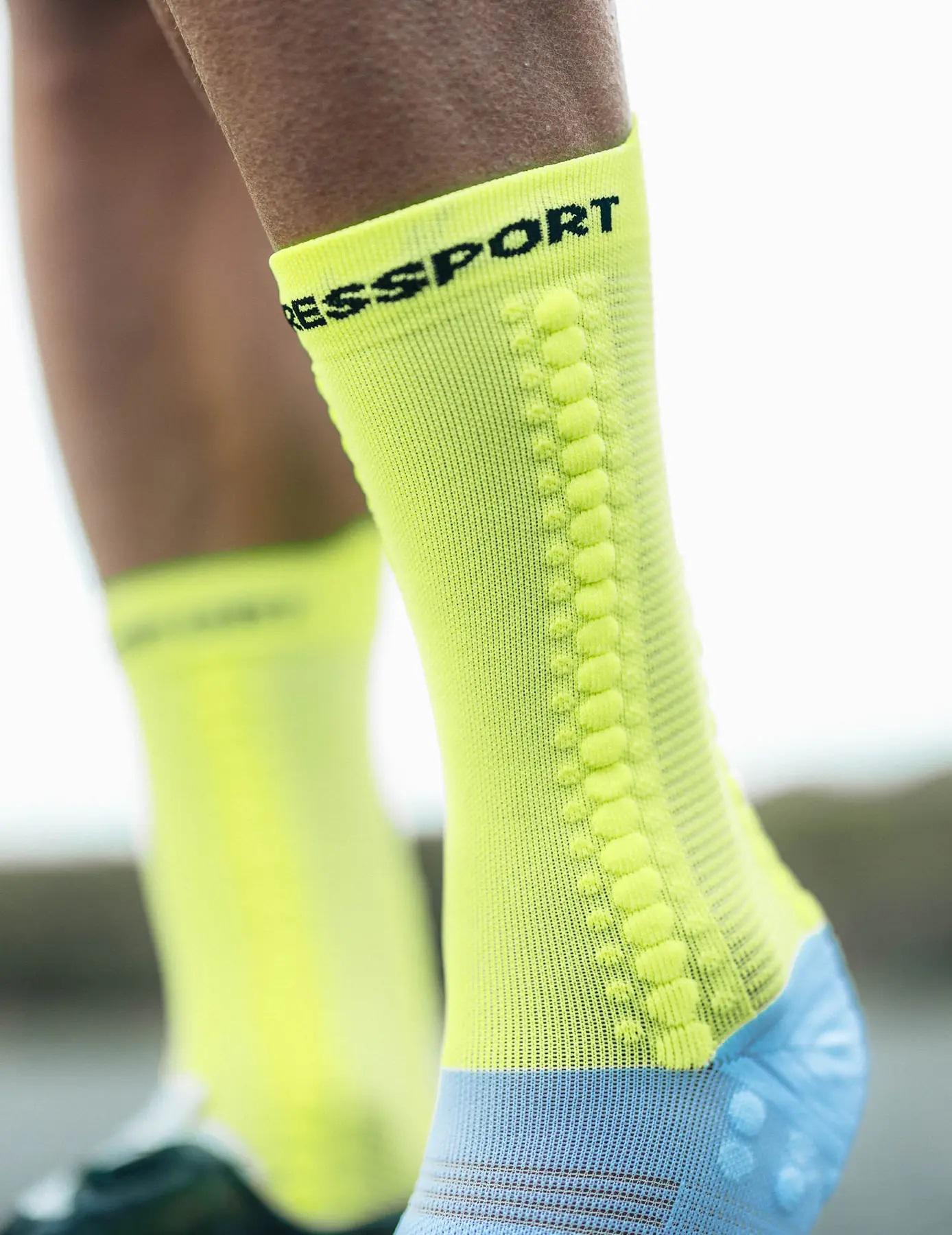 Шкарпетки Compressport Pro Racing Socks V4.0 Bike T4 White/Safe Yellow (51fd6b7c) - фото 3