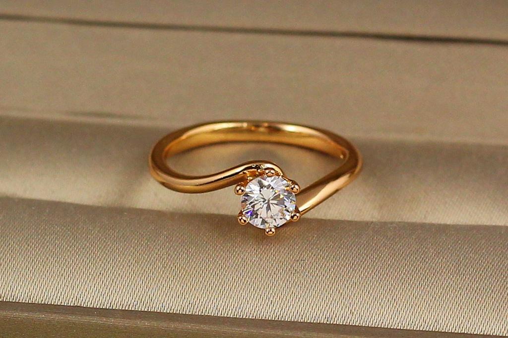 Кольцо Xuping Jewelry тонкое выгнутые бока с камнем р. 18 Золотистый (1689027778)