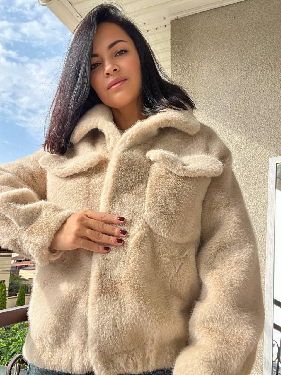 Шуба жіноча A-N 6627 коротка штучне хутро накладені кишені кнопки на резинці OS Бежевий (2736) - фото 2 Шуба жіноча A-N 6627 коротка штучне хутро накладені кишені кнопки на резинці OS Бежевий (2736) - фото 2