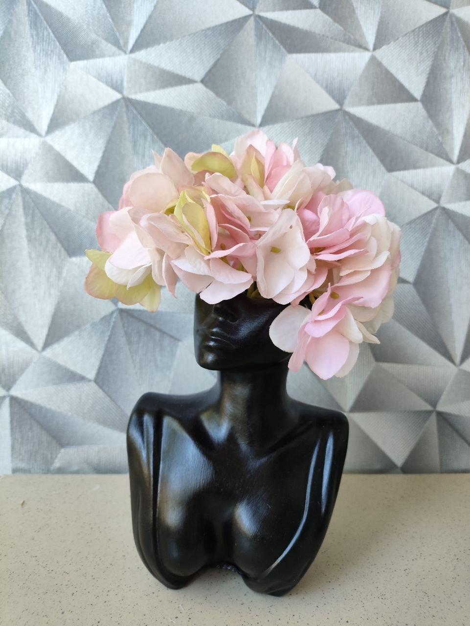 Ваза жіночий бюст зі штучною гортензією 16,5 см Чорний (2765682128) - фото 3