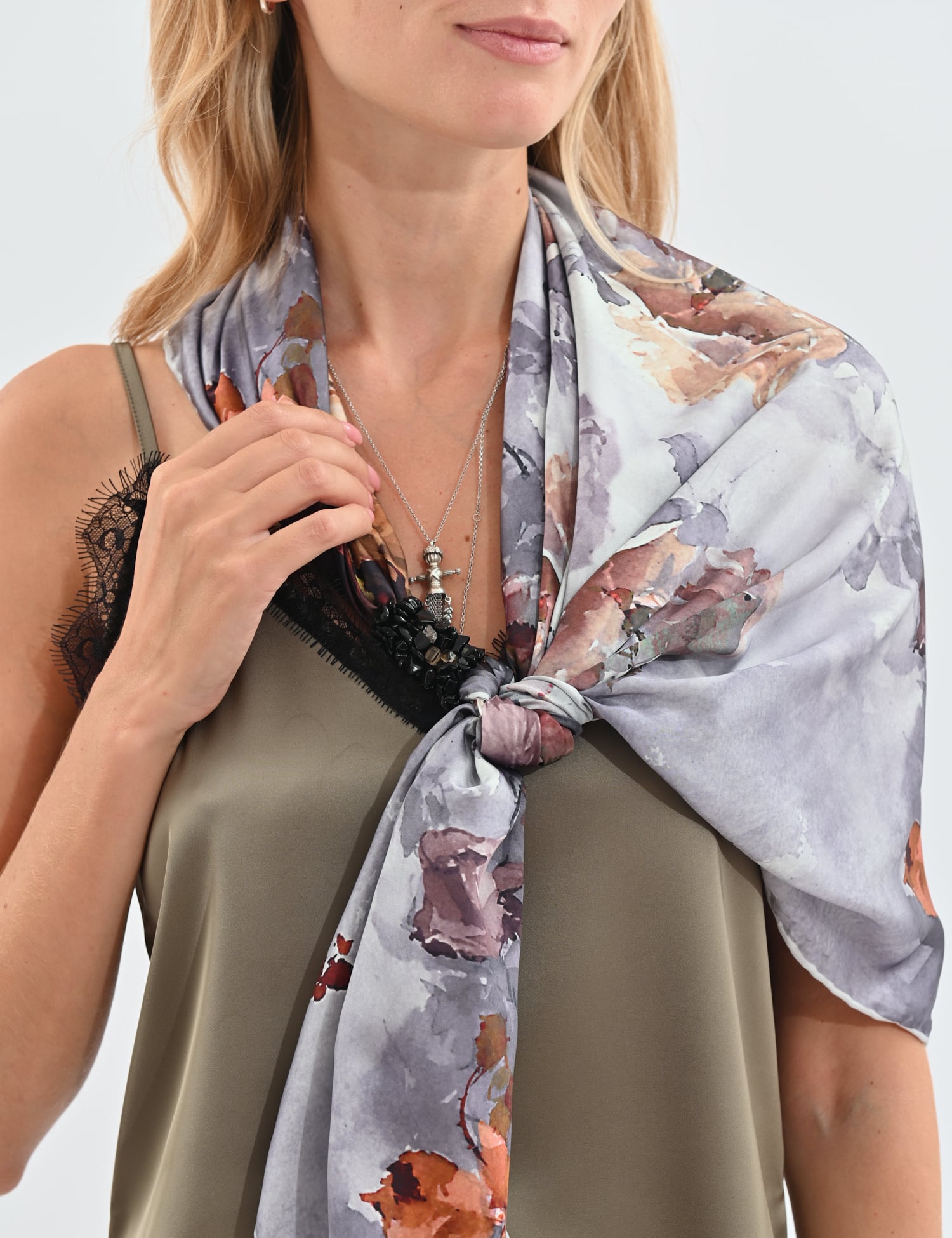 Хустка шовкова My Scarf Срібні ночі з агатом на кільцях 90х90 см (39079183) Хустка шовкова My Scarf Срібні ночі з агатом на кільцях 90х90 см (39079183)