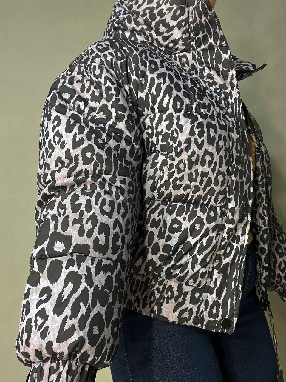 Куртка женская Lady Yep 9006 короткая с капюшоном леопардовый принт на резинке демисезонная р. 42 Серый (3278) - фото 2 Куртка женская Lady Yep 9006 короткая с капюшоном леопардовый принт на резинке демисезонная р. 42 Серый (3278) - фото 2