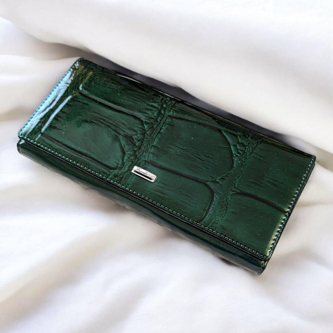 Гаманець лаковий на магніті із застібкою поцілунок 19х9,5 см Зелений (333-222)