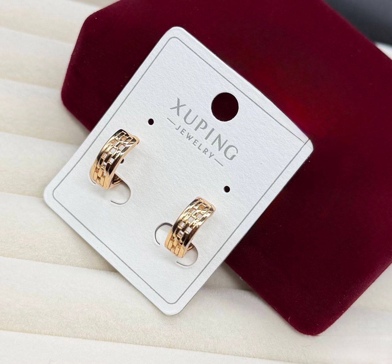 Серьги кольца Xuping гипоаллергенное медицинское золото широкие с резьбой стильное украшение для ежедневного образа