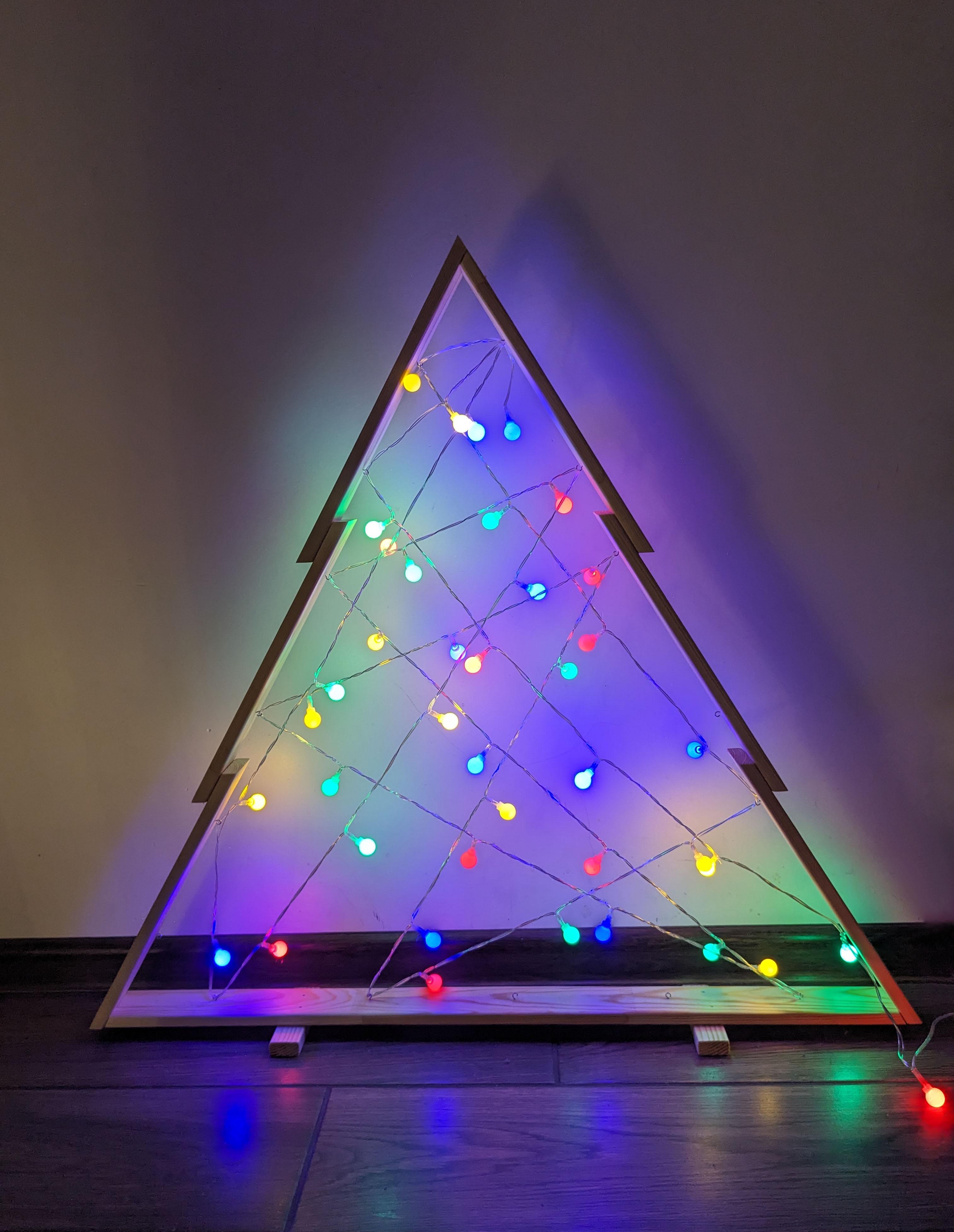 Новорічна декорація Ялинка дерев'яна з гірляндою Різнокольоровий (22889904)