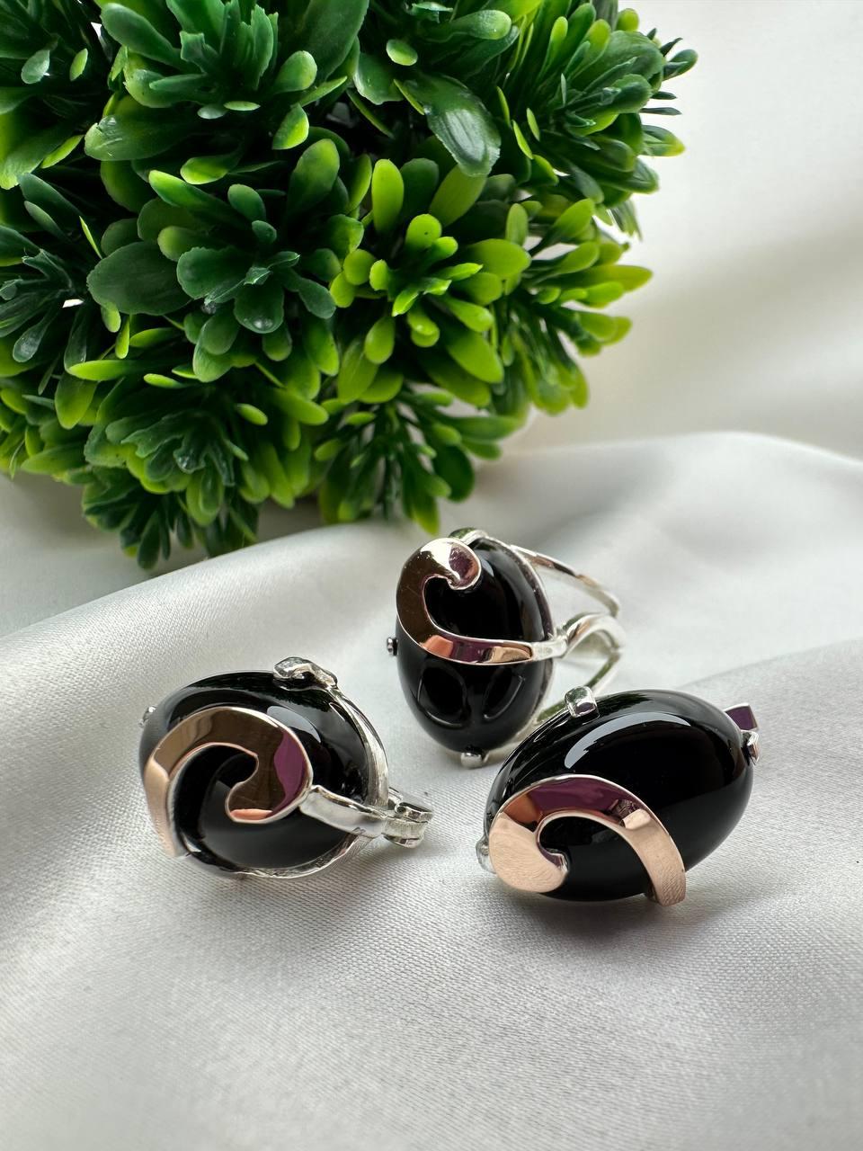 Комплект украшений серебряный Фемида кольцо/серьги с платинами золота оникс (26943298)