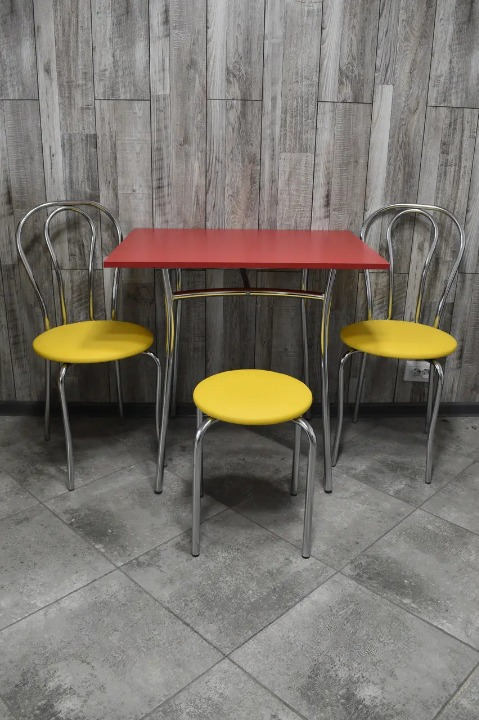 Кухонний комплект Tulipan Тріо стіл/стільці 2 шт./табурет в хромі-корпусі 60х80х75 см Червоний/Жовтий (28374271)