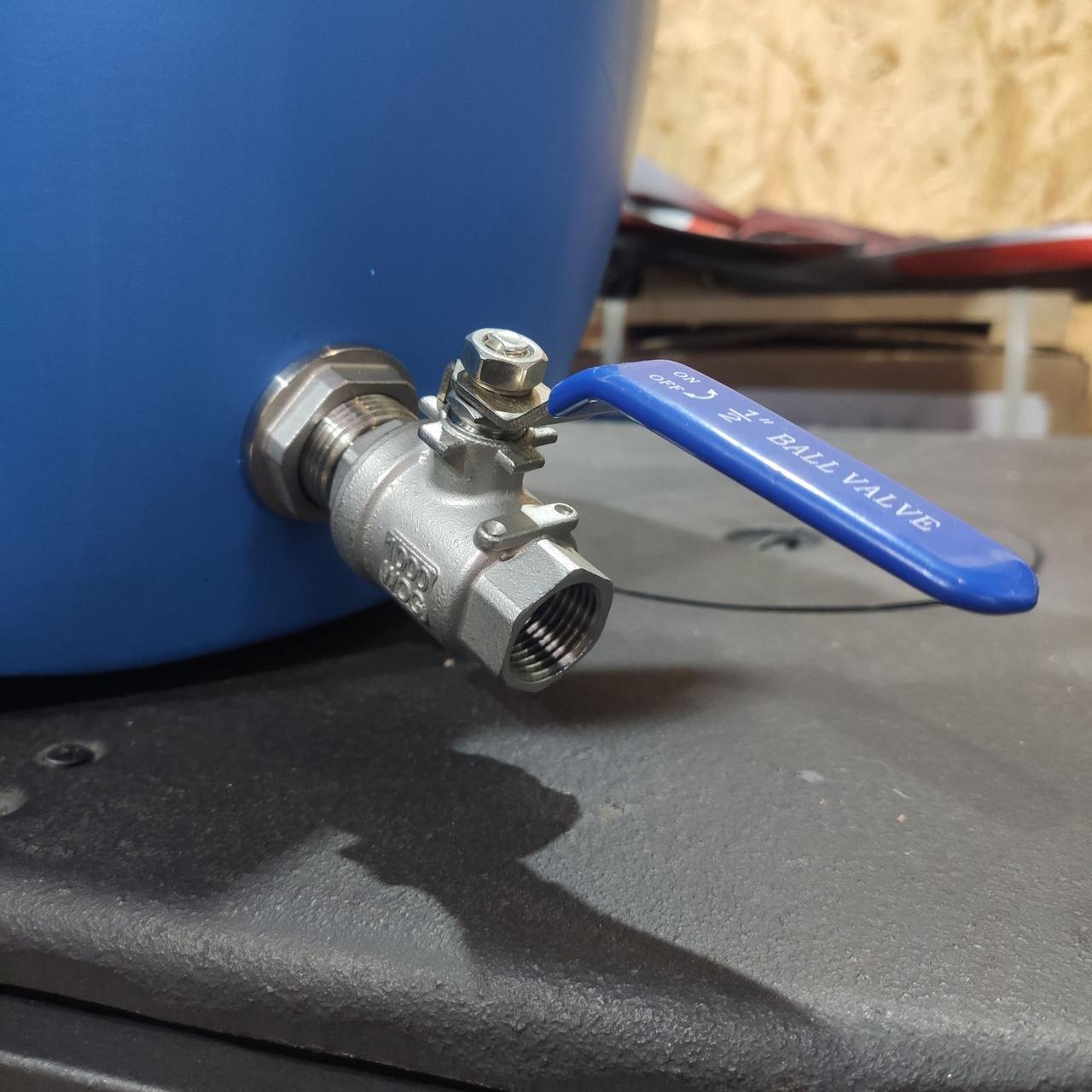 Бочка для бродіння Litolan з гідрозатвором U металевим хомутом та краном 1/2" з нержавіючої сталі AISI 304 35 л (29664М) - фото 4 Бочка для бродіння Litolan з гідрозатвором U металевим хомутом та краном 1/2" з нержавіючої сталі AISI 304 35 л (29664М) - фото 4