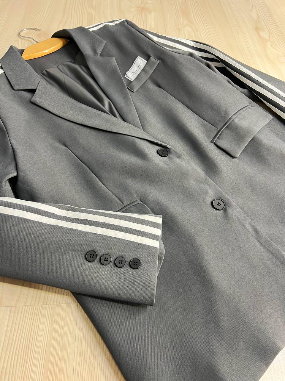 Пиджак женский Qidian 92208 с лампасами на рукавах широкий OS Серый (3792) - фото 10