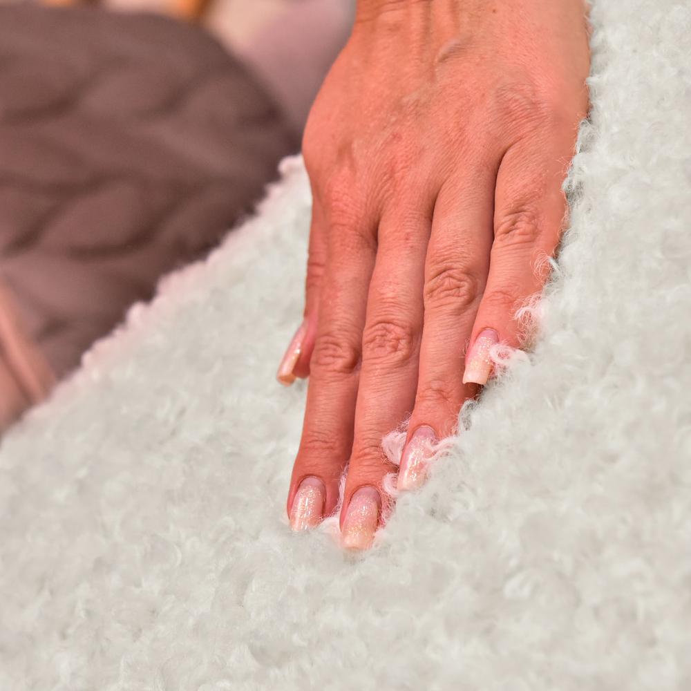 Подушка декоративна IDEIA з штучного хутра гіпоалергенна 55х55 см Молоко (26910) - фото 5 Подушка декоративна IDEIA з штучного хутра гіпоалергенна 55х55 см Молоко (26910) - фото 5