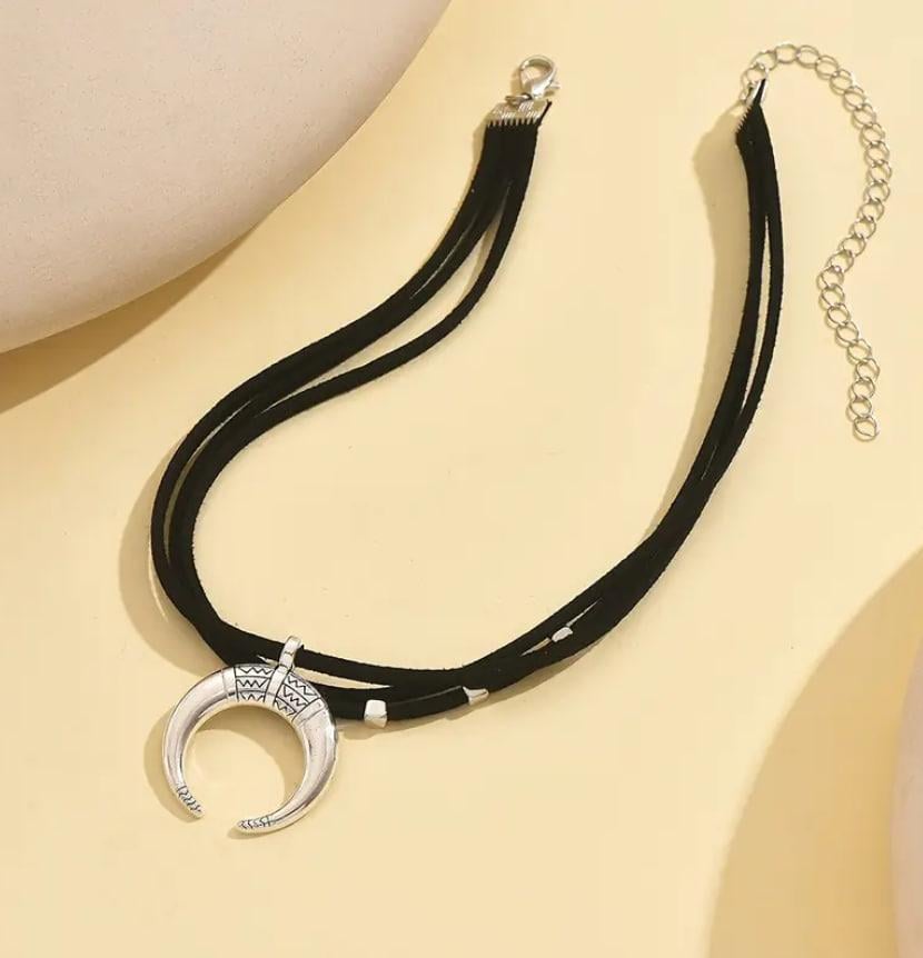 Чокер із підвіскою у формі півмісяця (28349453) - фото 1 Чокер із підвіскою у формі півмісяця (28349453) - фото 1