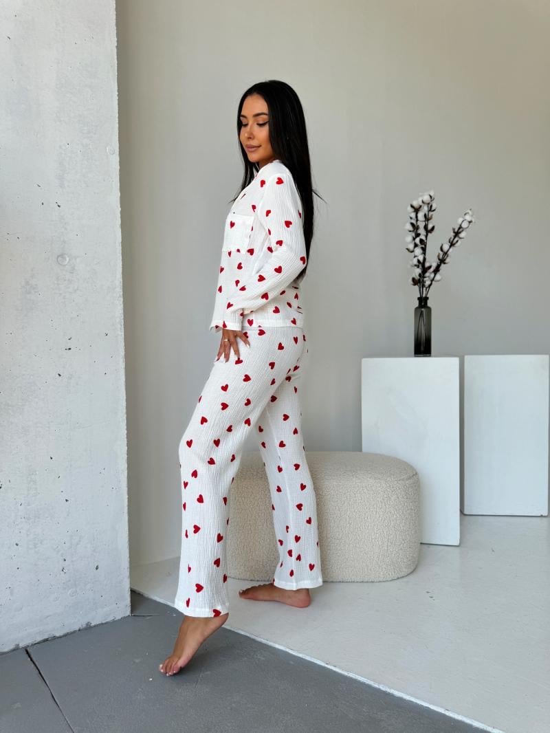 Піжамний набір зі штанами мусліновий M Білий з червоними серцями (MR26477771) - фото 1 Піжамний набір зі штанами мусліновий M Білий з червоними серцями (MR26477771) - фото 1