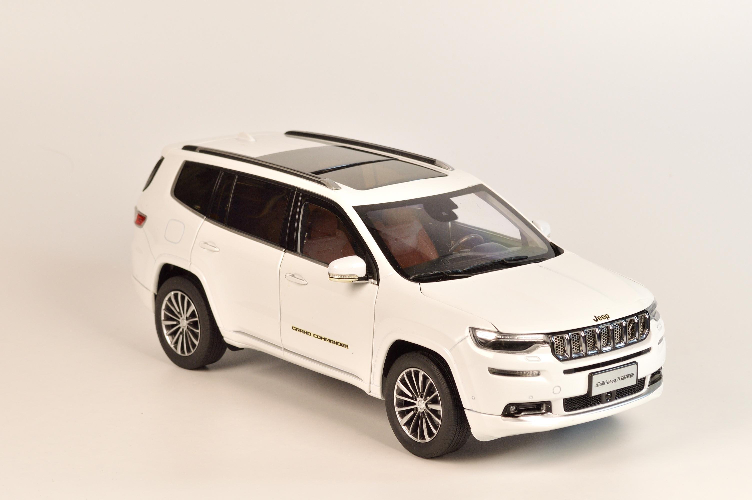 Коллекционная модель автомобиля Jeep Grand Commander 1:18 Белый (11)