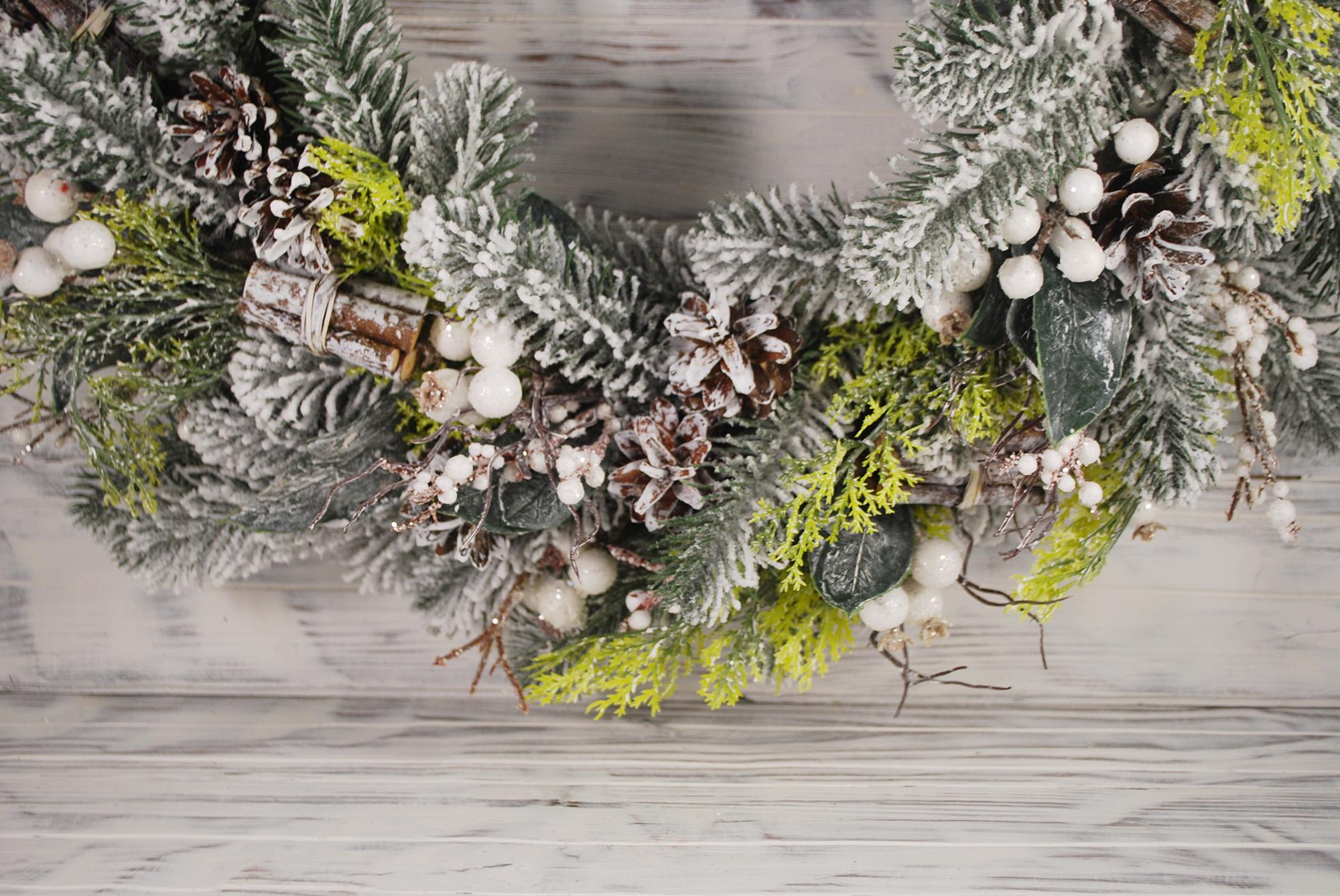 Вінок новорічний 43 см Білий/Зелений (4934499) - фото 2