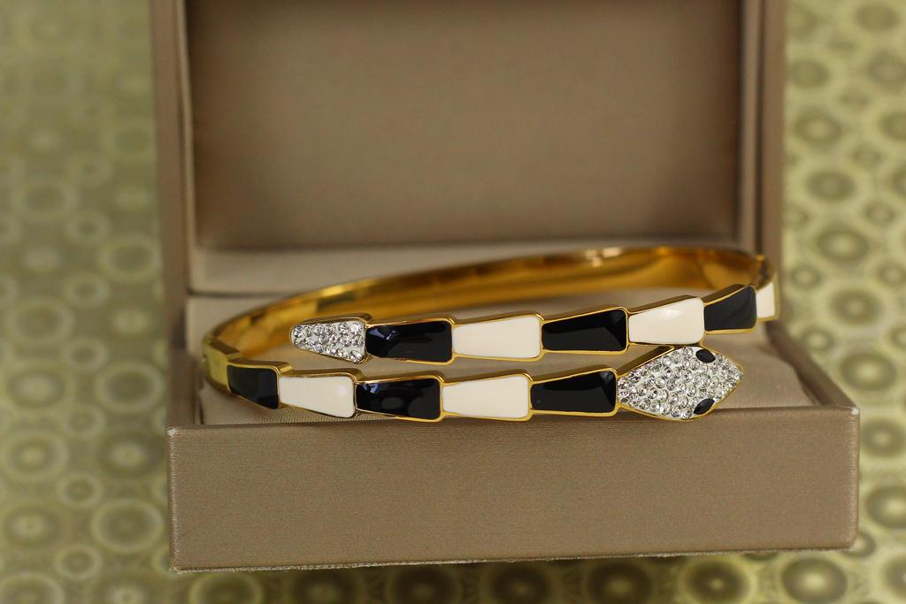 Браслет бенгл Xuping Jewelry жесткий Midnight Cobra 60 мм на руку от 17 до 19 см Лимонный