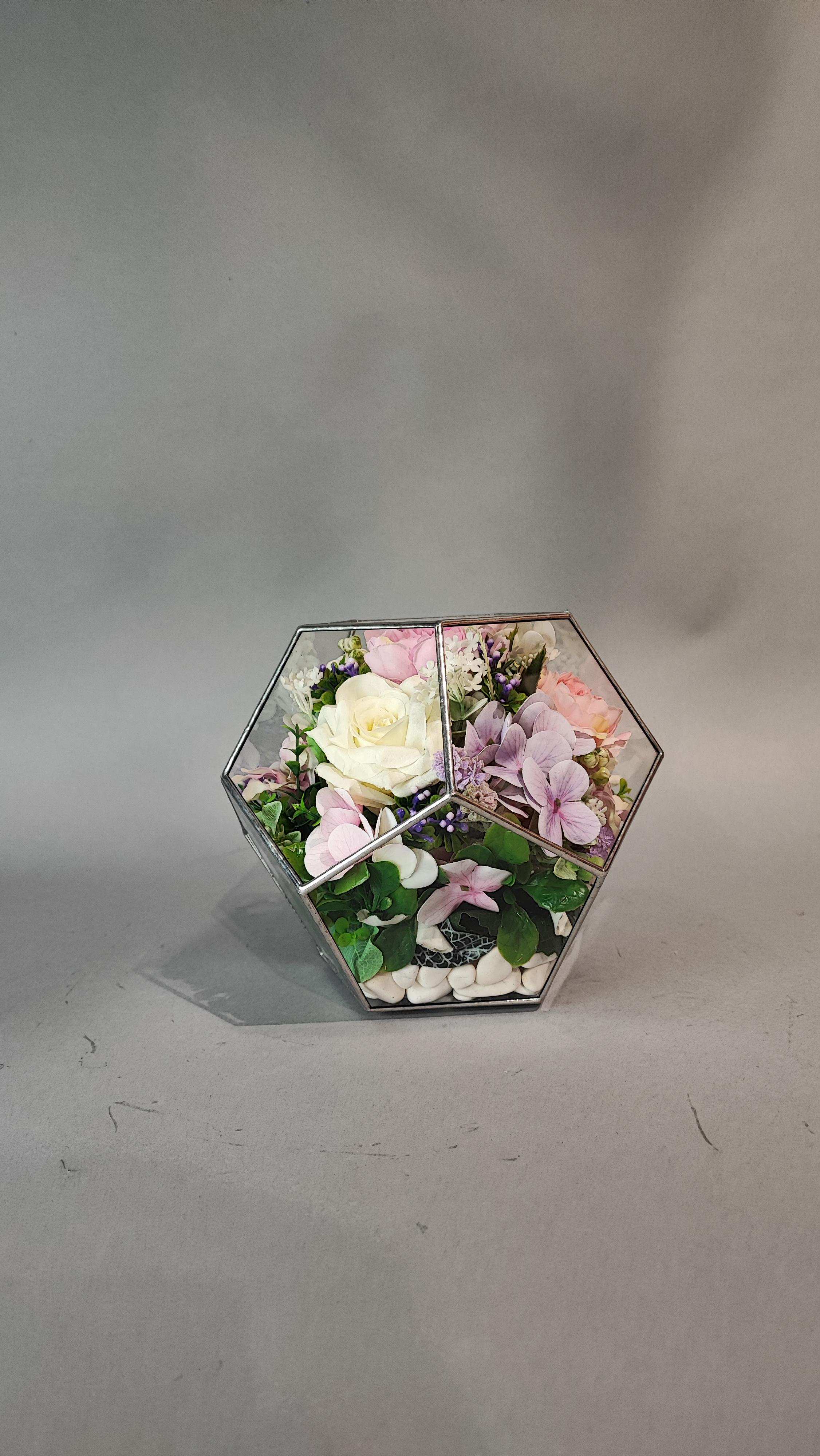 Искусственные цветы скорби траурные ритуальные под стеклом С самыми приятными воспоминаниями мяч 20х20х20 см