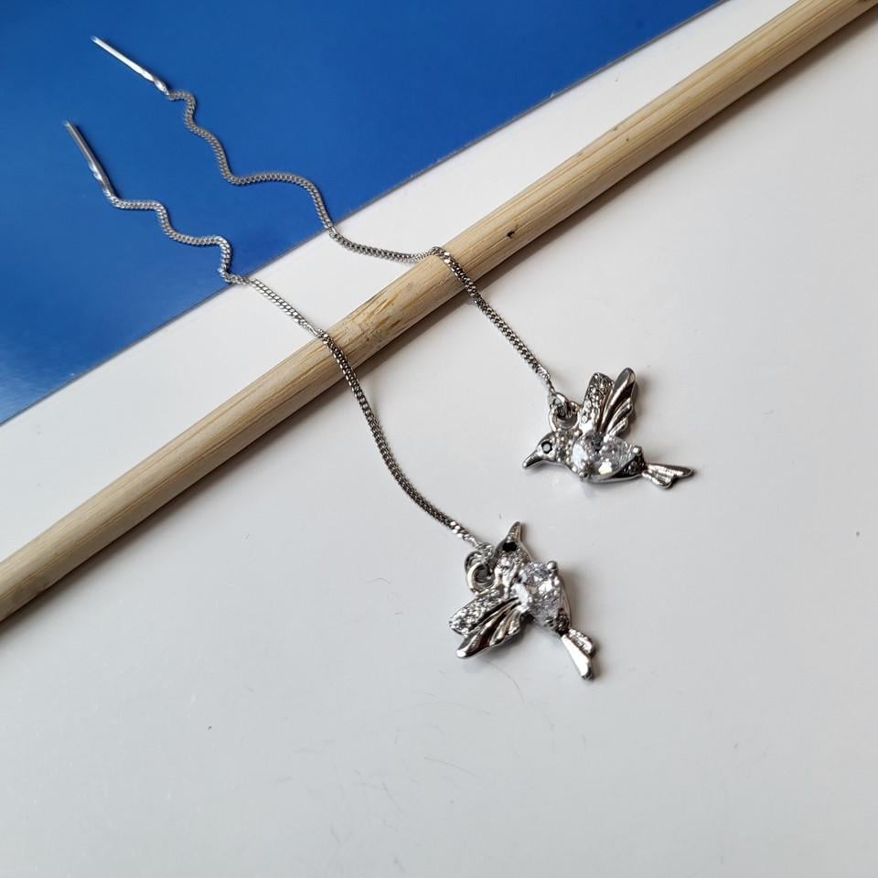 Серьги протяжки цепочки птичка колибри с белыми камнями серебро 925 пробы родированное 2,60 г (56297р) Серьги протяжки цепочки птичка колибри с белыми камнями серебро 925 пробы родированное 2,60 г (56297р)
