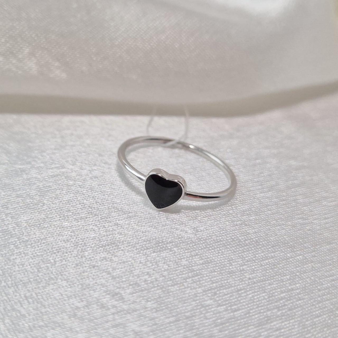 Каблучка серце з чорною емаллю срібло 925 проби родоване 1,07 г р. 16,5 (вс695ер) - фото 7 Каблучка серце з чорною емаллю срібло 925 проби родоване 1,07 г р. 16,5 (вс695ер) - фото 7
