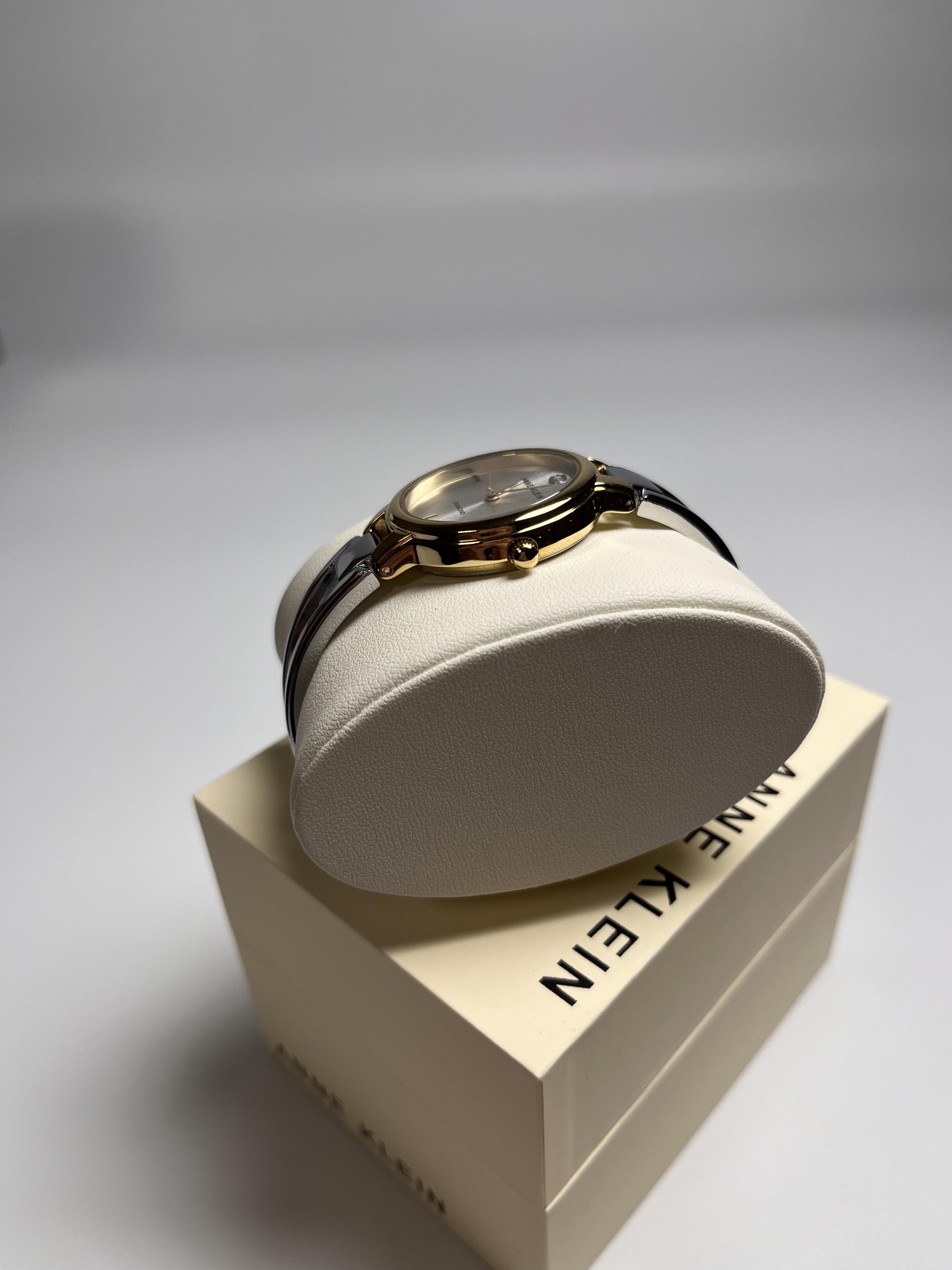 Часы Anne Klein AK/2627SVTT круглые Серебристый (14421129) - фото 4