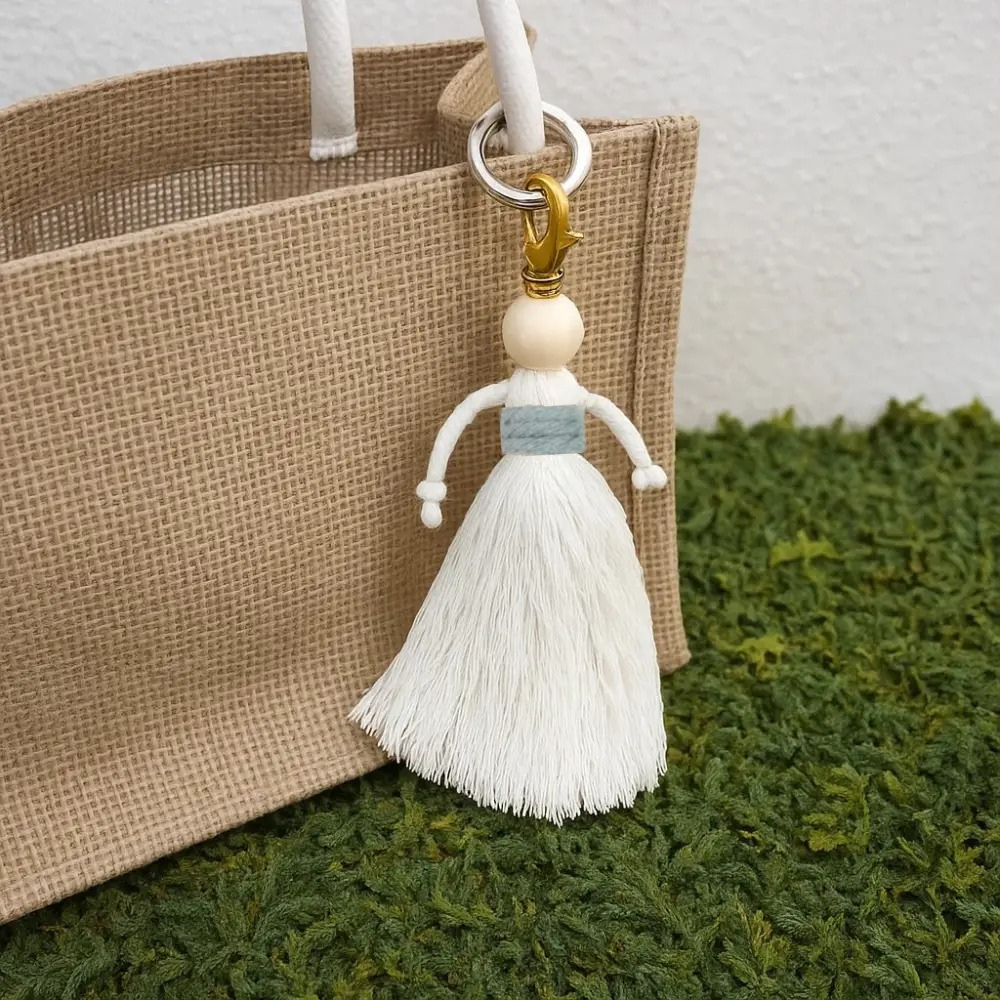 Набор макраме для рукоделия и вязания брелока Куколка на сумку для ключей и аксессуаров Белый с голубым