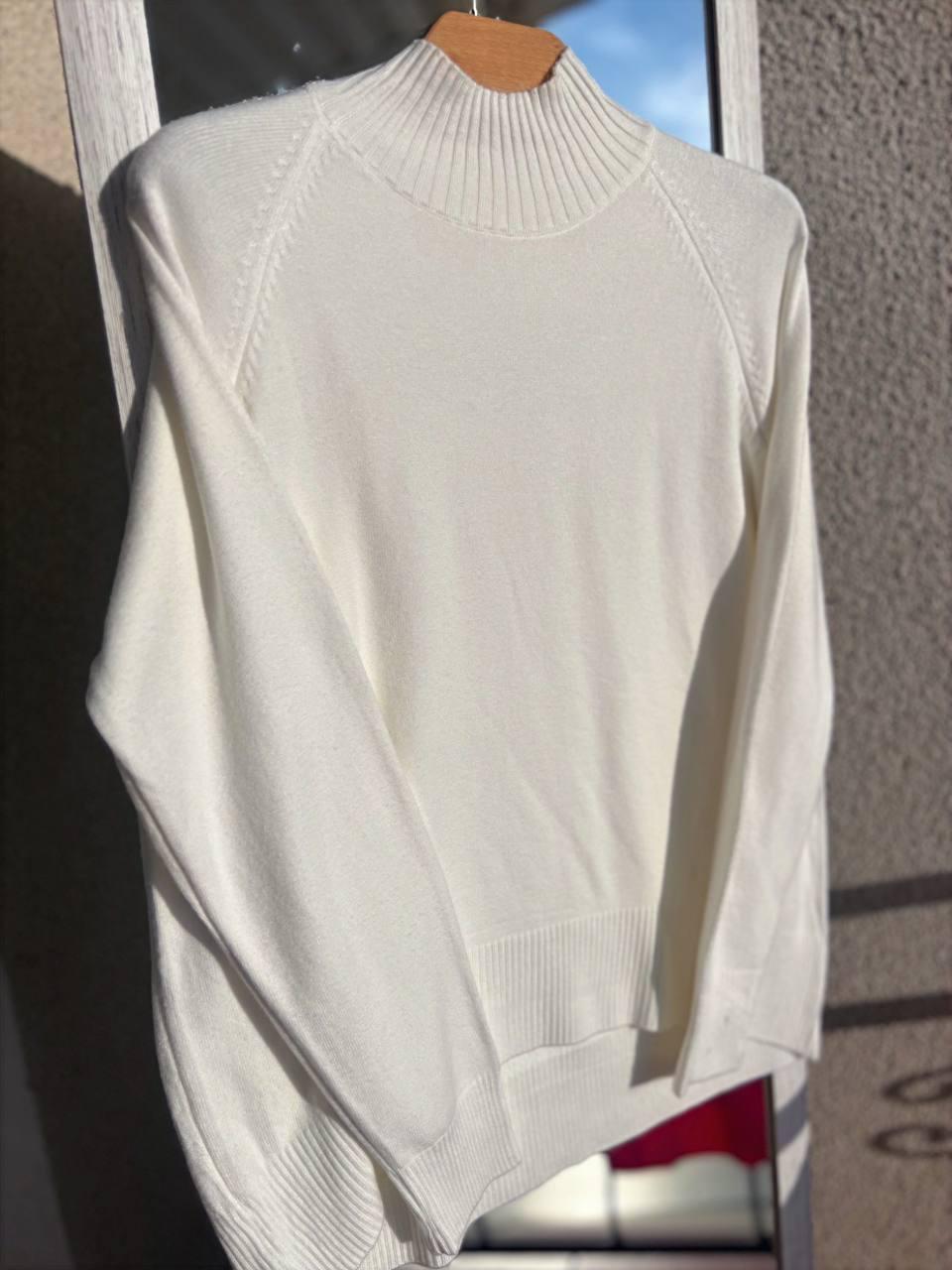 Светр жіночий A-N 1066 тонкий широкий високий комір OS Білий (2755) - фото 4