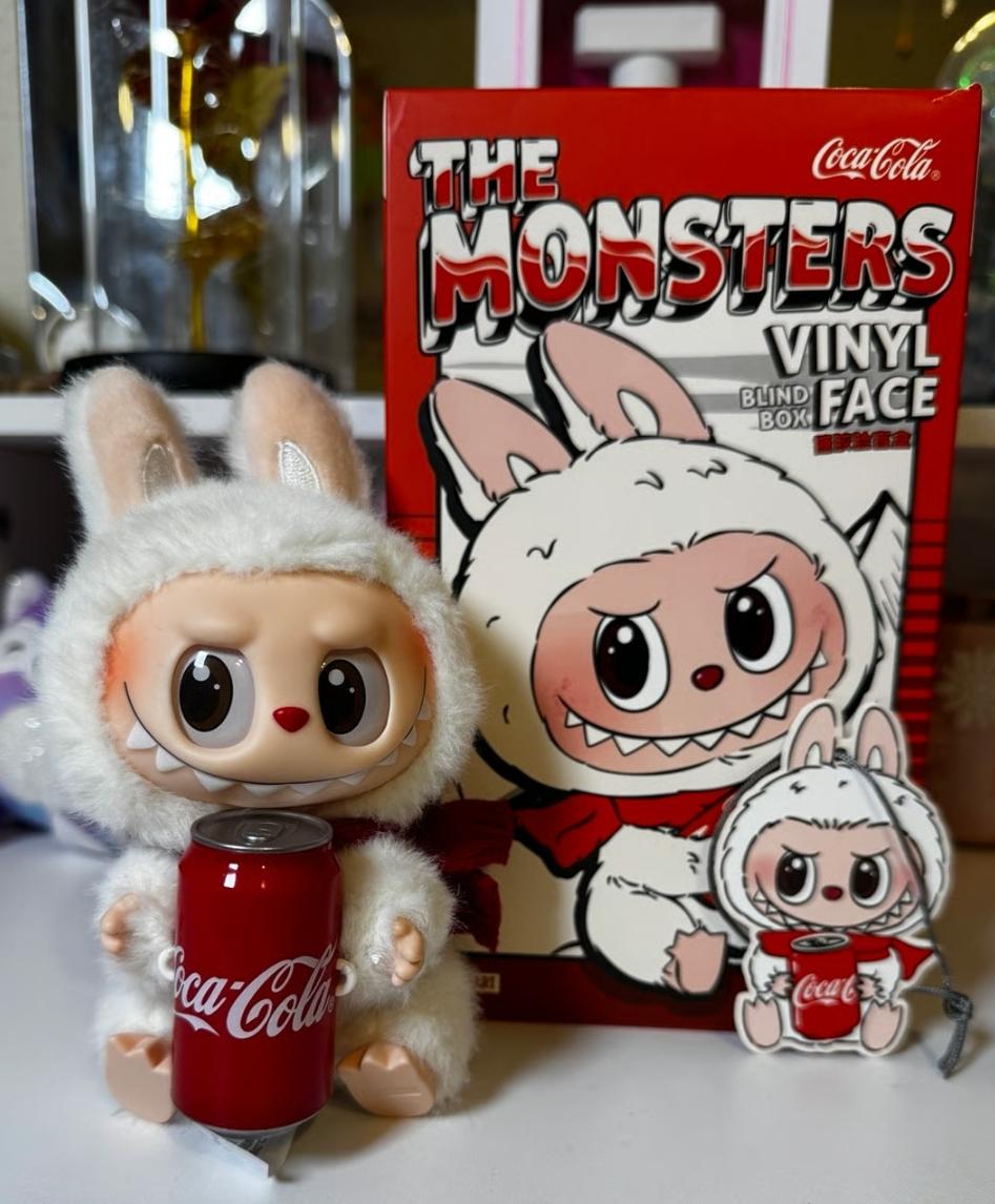 Мягкая игрушка-брелок Labubu Coca Cola (27160349) - фото 1