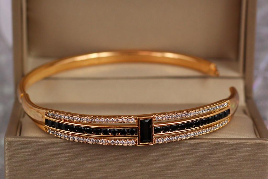Браслет бэнгл Xuping Jewelry с черными камнями 60 мм 9 мм на руку 17-19 см Золотистый