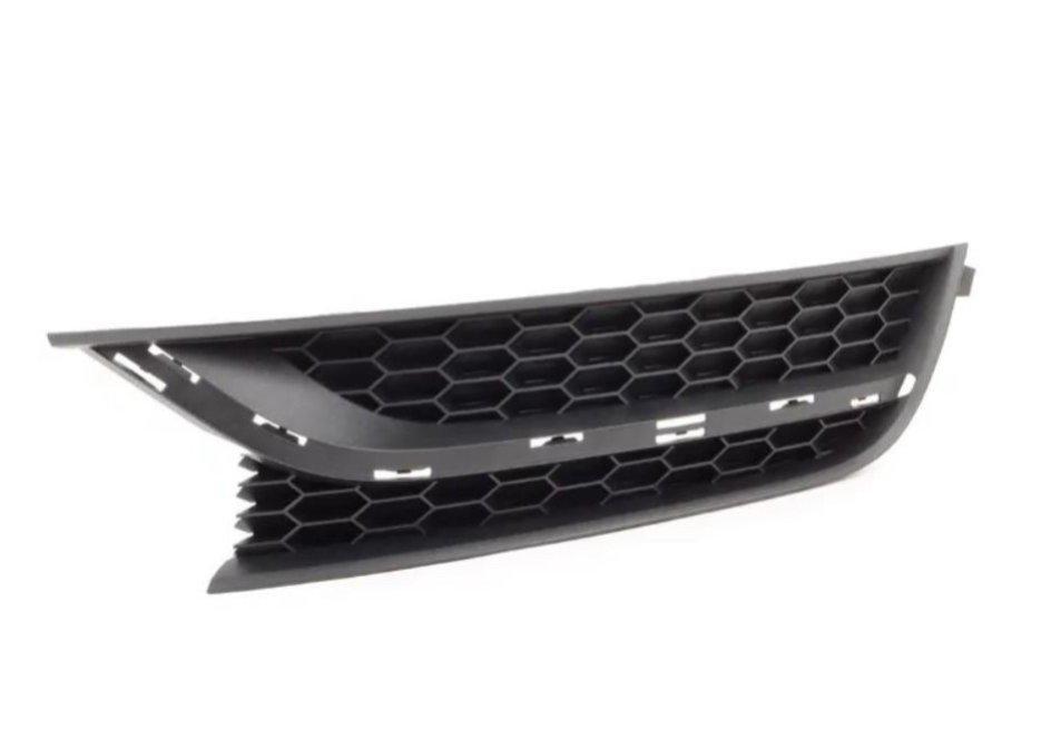 Решетка бампера AVTM Volkswagen Passat B7 USA 11-15 левая без отверстий противотуманок и молдинга (7439 917)