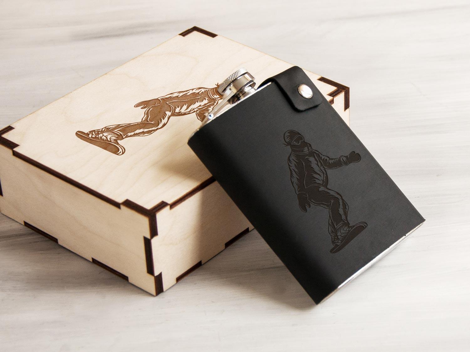 Фляга WoodPresentStudio с принтом сноубордиста в черном кожаном чехле в деревянной коробке 240 мл