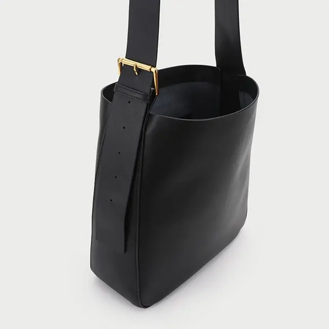 Женская сумка из экокожи с регулируемым ремнем M00029-1 28х30х8 см Черный/Золотистой фурнитурой - фото 4 Женская сумка из экокожи с регулируемым ремнем M00029-1 28х30х8 см Черный/Золотистой фурнитурой - фото 4